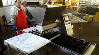 Cadena de producción comercial de la torta máquina 380V/220V 5.78KW de la transformación de los alimentos