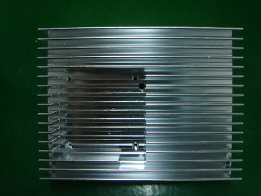 La precisión del CNC de la L-forma que trabajaba a máquina, aleación de aluminio rápida del prototipo sacó disipador de calor