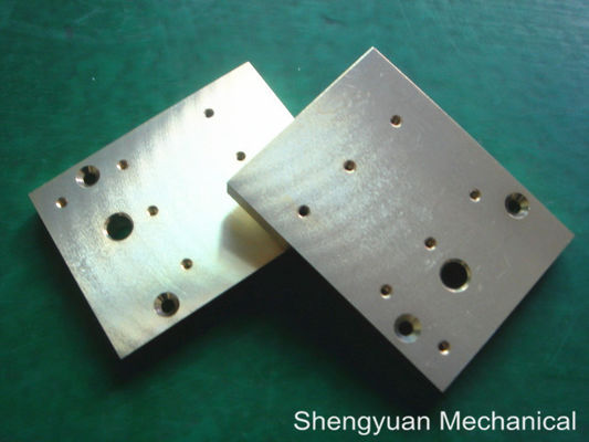 Royal Air Force 65/24 del disipador de calor de la precisión de aluminio del CNC que trabaja a máquina con la superficie amarilla del Alodine 1200
