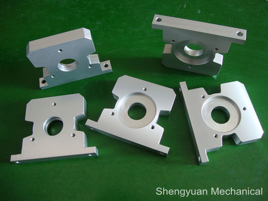 AL6061 claros anodizan el software de resolución de nombres del metal del soporte de la precisión del CNC que trabaja a máquina