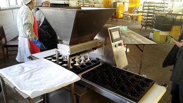 Cadena de producción de la panadería de los productos de la hornada de la torta con mantequilla de relleno del atasco