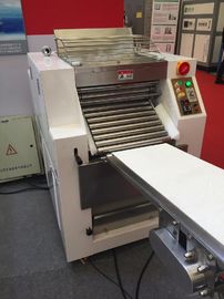 Línea industrial de la producción alimentaria del equipo de la panadería de la tostada de las zanahorias