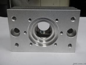 El CNC trabajó a máquina la pieza de aluminio del acero inoxidable de la astilla de los prototipos trabajada a máquina